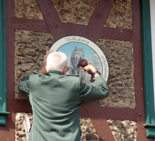 Zugführer Uwe Wenkebach schraubt die Scheibe an.